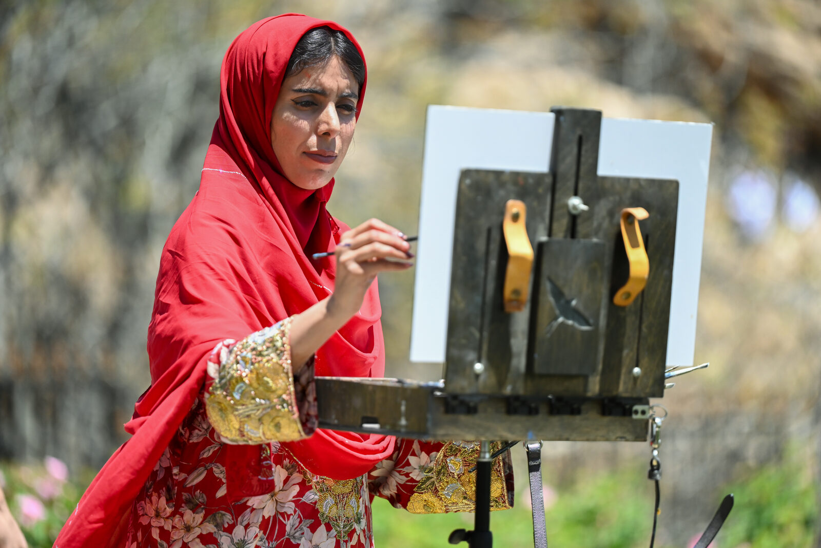 فنانة عُمانية ترسم في الهواء الطلق ضمن ورشة الرسم المباشر بالجبل الأخضر